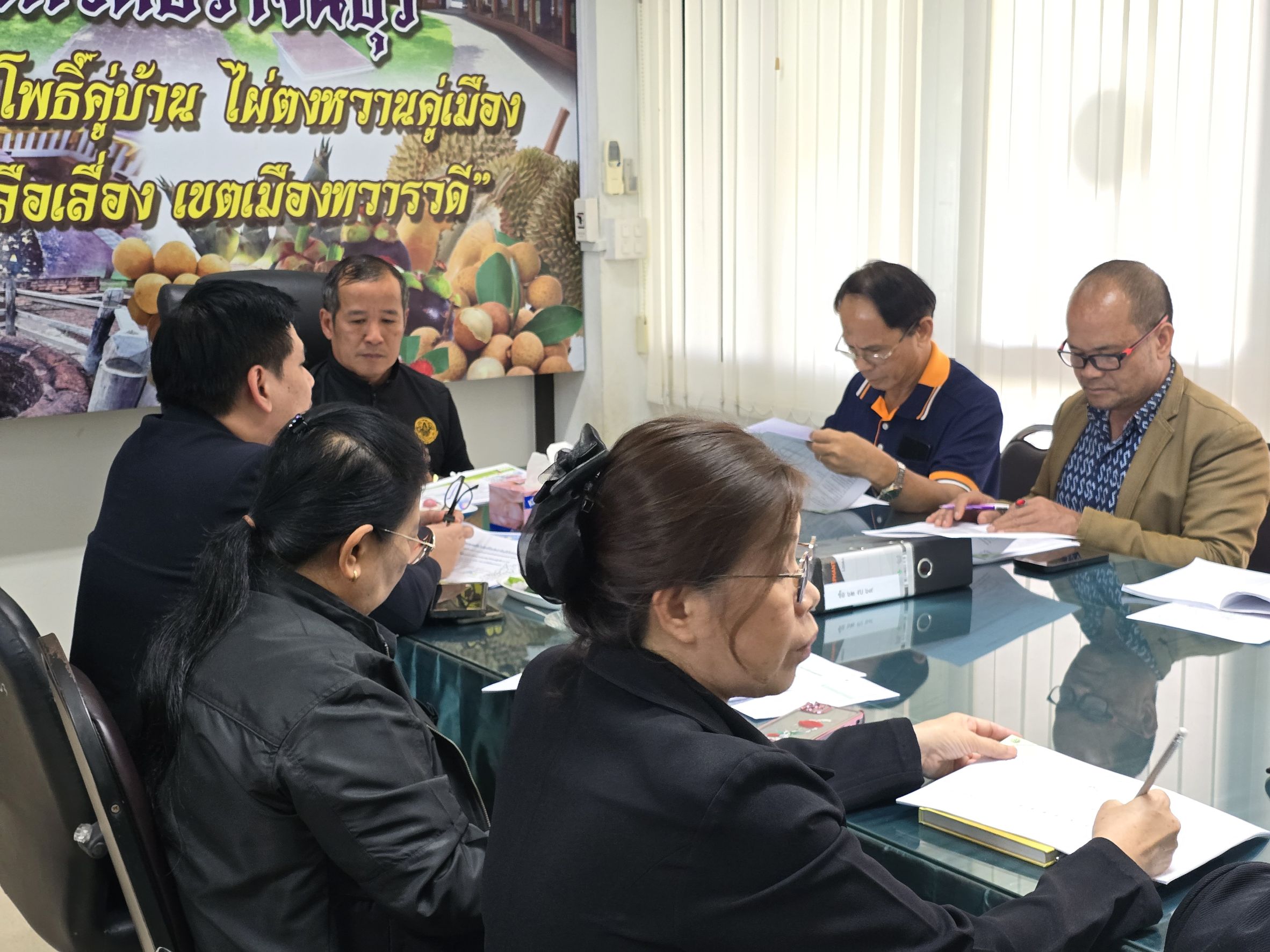 title - วันที่ 13 สิงหาคม 2569 เวลา 14.00 น. นายวิทูล ประดิษฐบุญ ปฏิรูปที่ดินจังหวัดปราจีนบุรี พร้อมด้วย ผู้อำนวยการกลุ่ม/ฝ่าย และเจ้าหน้าที่ ส.ป.ก.ปราจีนบุรี ให้การต้อนรับและเข้าร่วมประชุมพร้อมรายงานผลการดำเนินงานตามแผนงาน/โครงการ ผลการเบิกจ่ายเงินงบประมาณ ประจำปีงบประมาณ พ.ศ. 2569 และรายงานปัญหาอุปสรรค